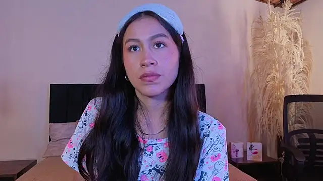 EmiGomez  online show from March 7, 1:29 pm