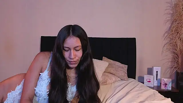 EmiGomez  online show from April 30, 6:57 pm