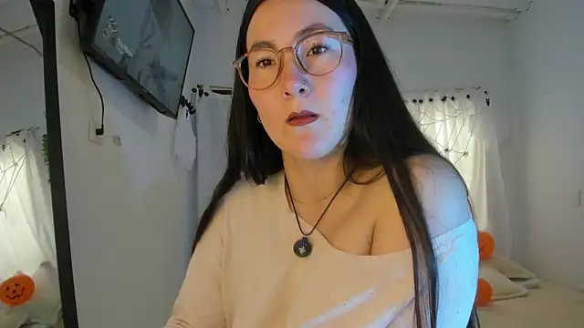 Elle Lee  online show from October 8, 4:44 pm