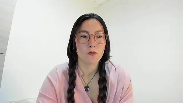 Elle Lee  online show from September 30, 3:50 pm