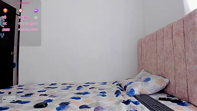 lizziemontana2 online show from June 3, 7:41 pm