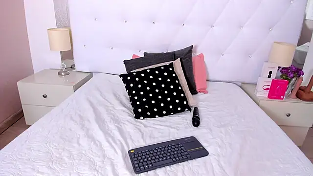 Isla Scott online show from February 28, 12:15 pm