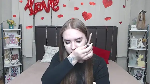 LauraHlot online show from April 8, 6:15 am