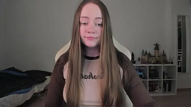 WalkingGirl online show from February 9, 9:28 pm