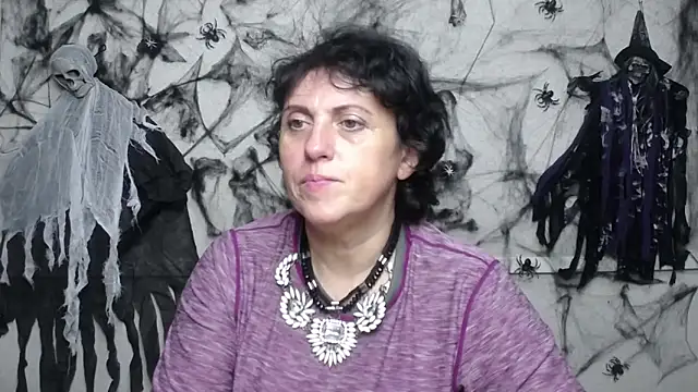 Snapshot of LuciaMii chatting on October 19, 5:04 pm LuciaMii online show from October 19, 5:04 pm