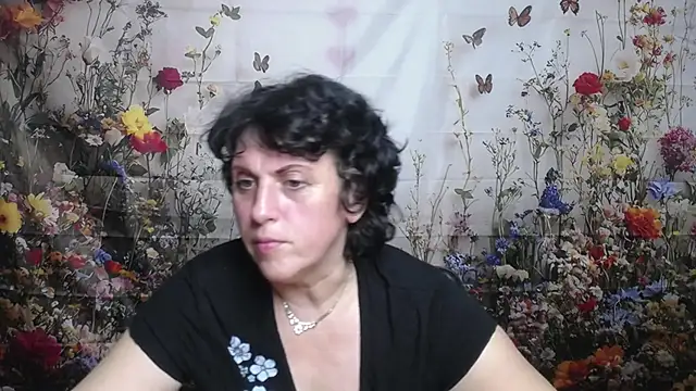 Snapshot of LuciaMii chatting on September 25, 5:11 pm LuciaMii online show from September 25, 5:11 pm