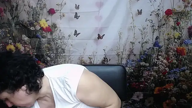 Snapshot of LuciaMii chatting on October 12, 5:21 am LuciaMii online show from October 12, 5:21 am