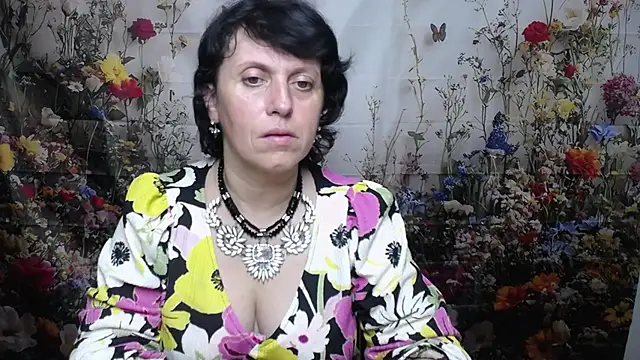 Snapshot of LuciaMii chatting on October 16, 5:15 pm LuciaMii online show from October 16, 5:15 pm