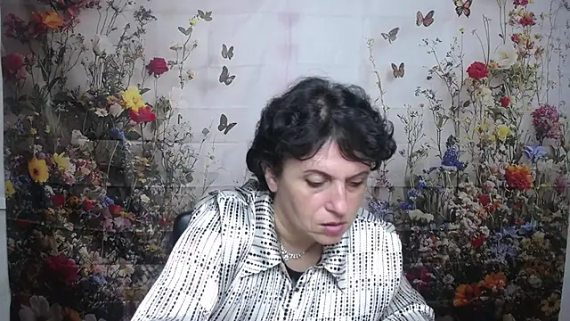 Snapshot of LuciaMii chatting on September 22, 5:06 am LuciaMii online show from September 22, 5:06 am