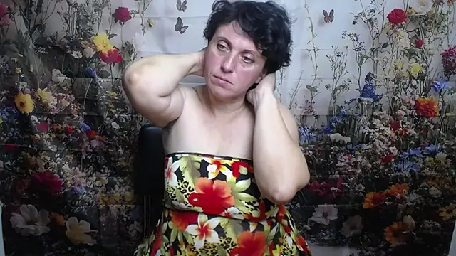 Snapshot of LuciaMii chatting on October 6, 5:07 pm LuciaMii online show from October 6, 5:07 pm