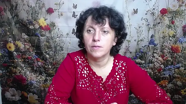 Snapshot of LuciaMii chatting on October 11, 5:12 am LuciaMii online show from October 11, 5:12 am