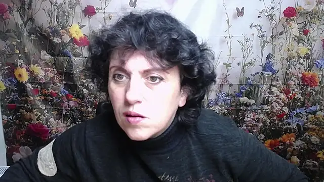 Snapshot of LuciaMii chatting on October 10, 5:01 am LuciaMii online show from October 10, 5:01 am