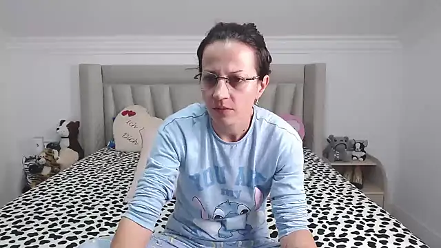 CatWoman0001 online show from November 27, 6:00 pm