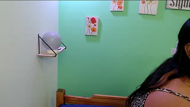 evaleribigtits18 online show from February 13, 2:24 am