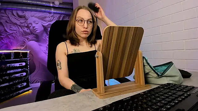 Snapshot of AphexQueen chatting on November 2, 5:22 am AphexQueen online show from November 2, 5:22 am