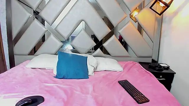 Nahomi-Hill online show from February 17, 10:31 pm