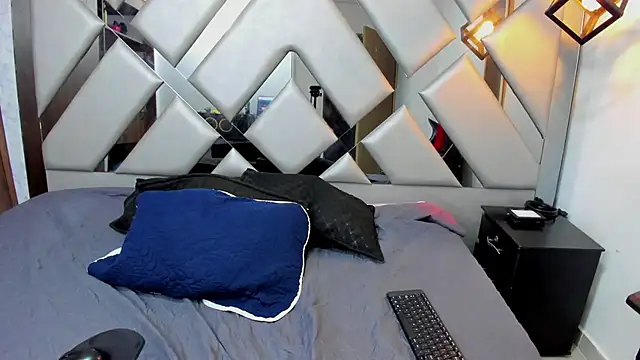 Nahomi-Hill online show from March 5, 9:32 pm