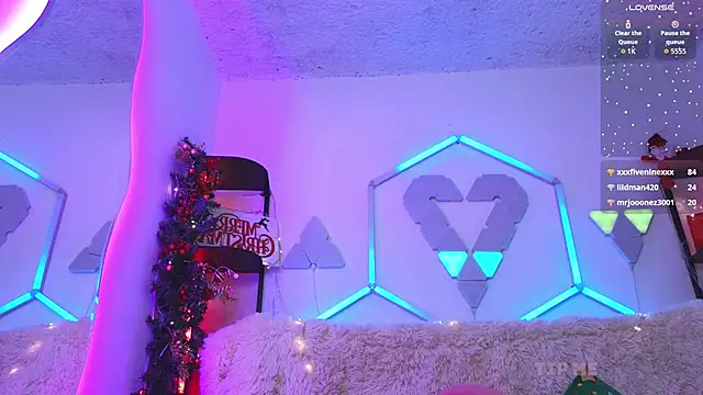 littlevixen18 online show from December 3, 2:19 pm