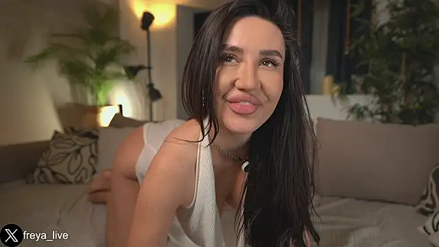 freyacherie online show from November 28, 7:39 pm