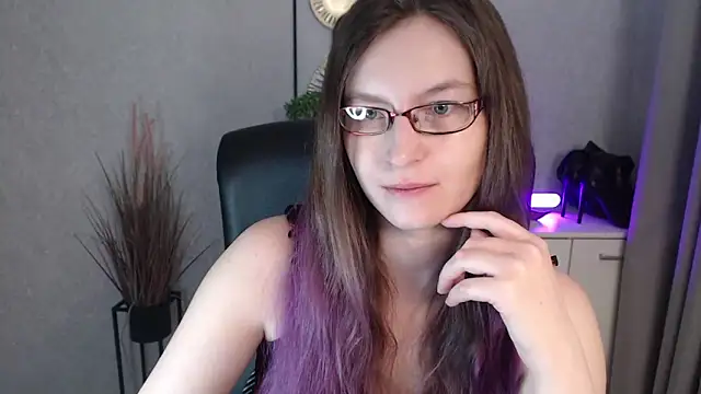 emmaxDelight online show from December 3, 6:38 am