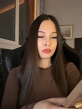 EricaWalls online show from April 1, 8:17 pm