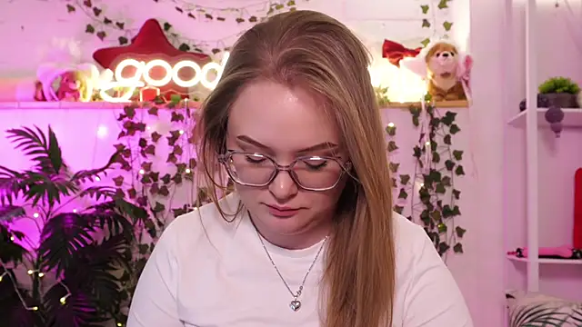 MonicaAsis online show from April 16, 9:39 pm