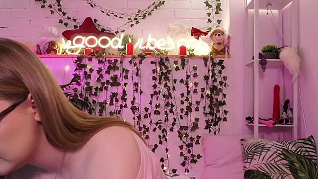 MonicaAsis online show from April 15, 6:19 pm