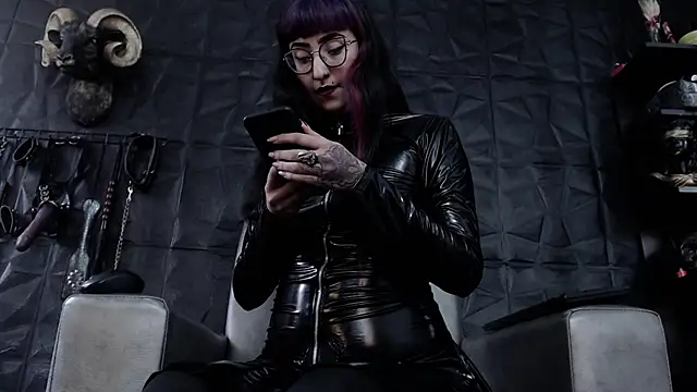 Agata Darkness online show from April 6, 7:15 pm