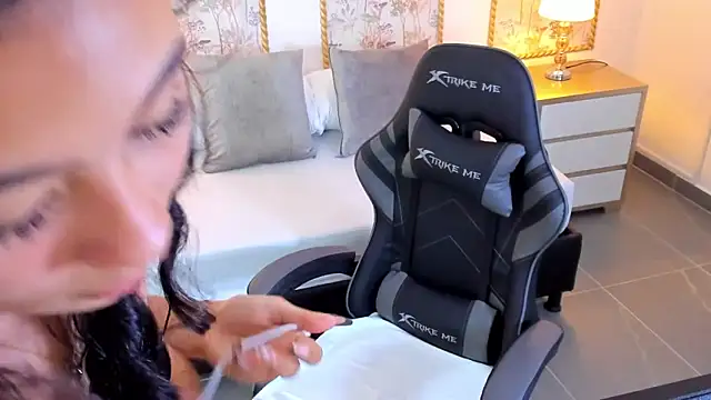 Snapshot of melody_flowers chatting on September 26, 12:47 pm melody flowers online show from September 26, 12:47 pm