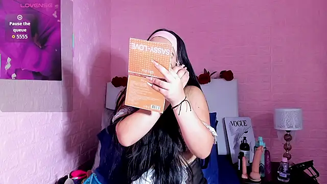 LYAA COLLINS  online show from December 5, 11:11 am