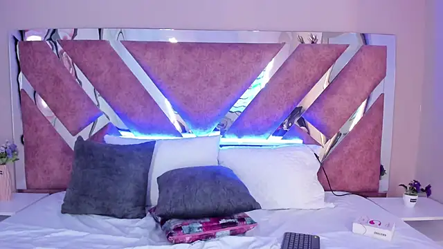 MaxiRogers online show from November 8, 1:27 pm