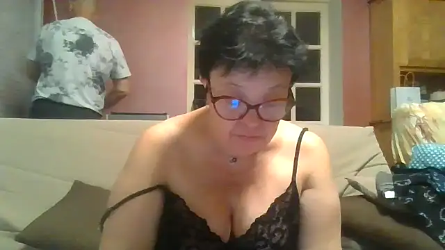 Vandeae44 online show from May 12, 8:15 pm