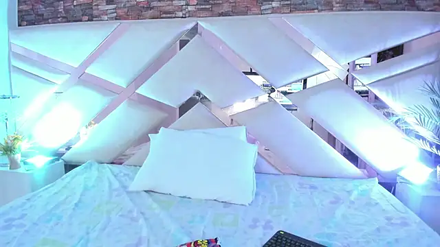 sophie pariss online show from February 11, 3:30 am