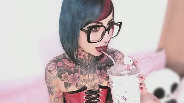 Snapshot of NikkiRamone chatting on October 13, 10:01 pm NikkiRamone online show from October 13, 10:01 pm