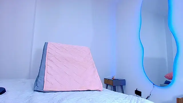 kira mz online show from December 4, 1:02 pm