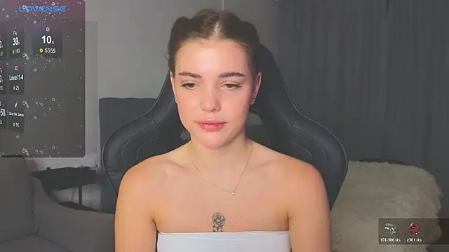 adrianawow1 online show from October 19, 2:13 am