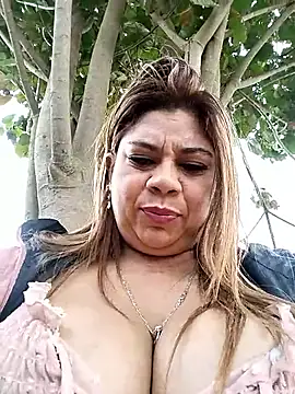 Snapshot of Laura-Hernandez chatting on October 2, 3:39 pm Laura-Hernandez online show from October 2, 3:39 pm