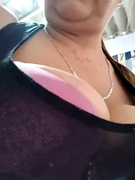 Snapshot of Laura-Hernandez chatting on September 17, 2:37 pm Laura-Hernandez online show from September 17, 2:37 pm