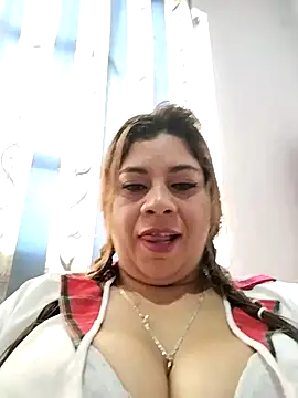 Snapshot of Laura-Hernandez chatting on September 18, 3:32 pm Laura-Hernandez online show from September 18, 3:32 pm