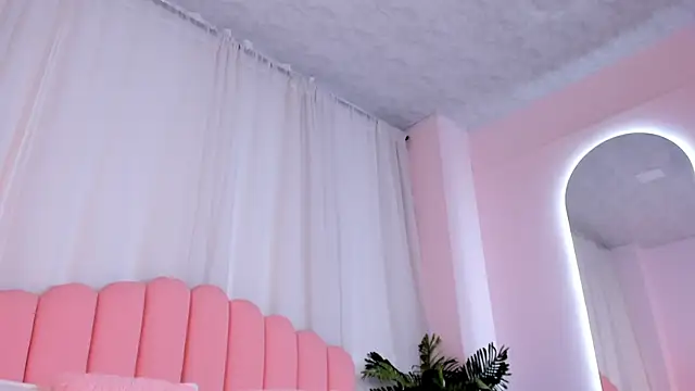 Snapshot of aurora_sweet2 chatting on September 19, 12:42 am aurora sweet2 online show from September 19, 12:42 am