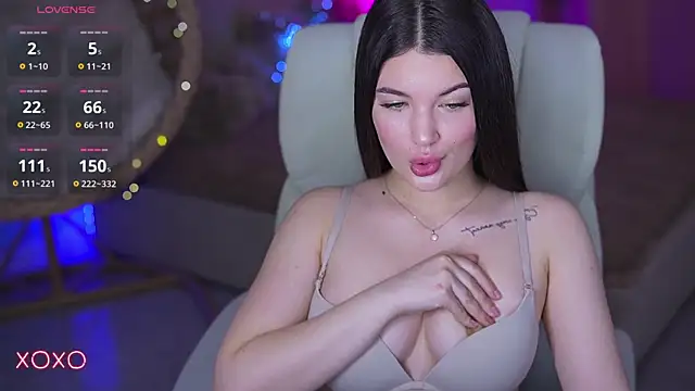 YourLolaBunny online show from April 11, 7:45 am