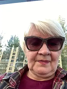 Laura Millf online show from October 7, 11:25 am