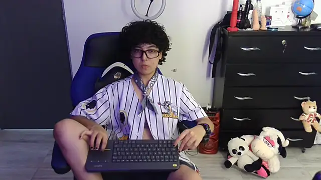 thomascooper7 online show from April 18, 7:07 pm