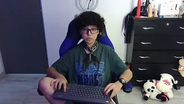 thomascooper7 online show from April 1, 6:38 pm