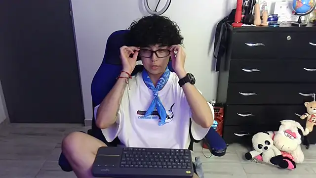 thomascooper7 online show from April 4, 11:14 pm