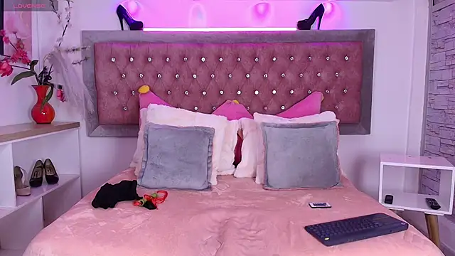 EmmaWilder online show from October 27, 9:20 pm