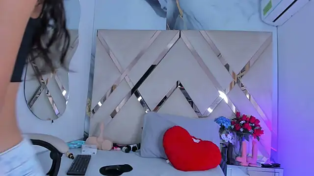 ninaht online show from October 9, 9:19 pm