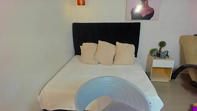 Snapshot of Scarlett__bell chatting on October 10, 1:38 pm Scarlett bell online show from October 10, 1:38 pm