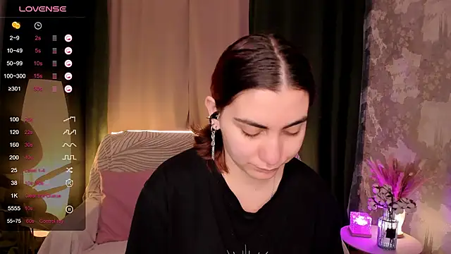 Snapshot of hannacheekss_ chatting on October 3, 2:27 am hannacheekss online show from October 3, 2:27 am