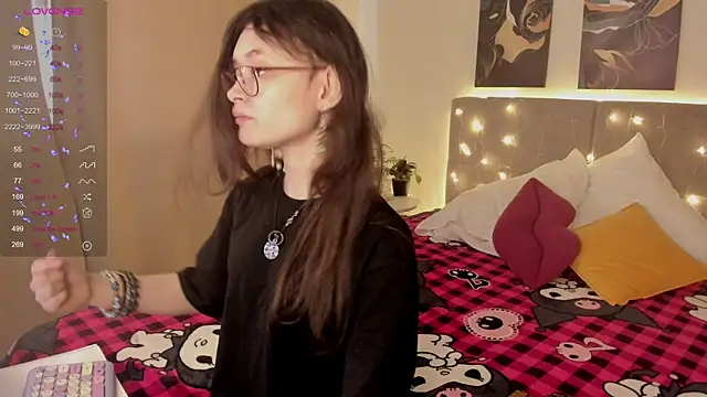 Emily Strikeee online show from April 1, 2:01 am